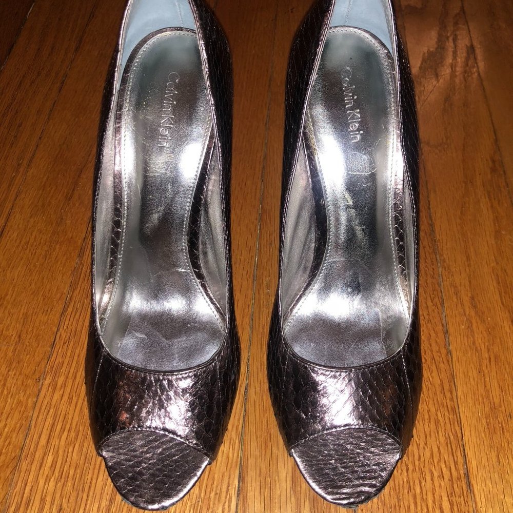 Calvin Klein Daliah Metallic Platform Peep Toe 8.5